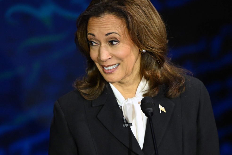 Kamala Harris, vice-presidente dos EUA, reage a resposta do ex-presidente Donald Trump durante debate na Filadélfia — Foto: SAUL LOEB / AFP