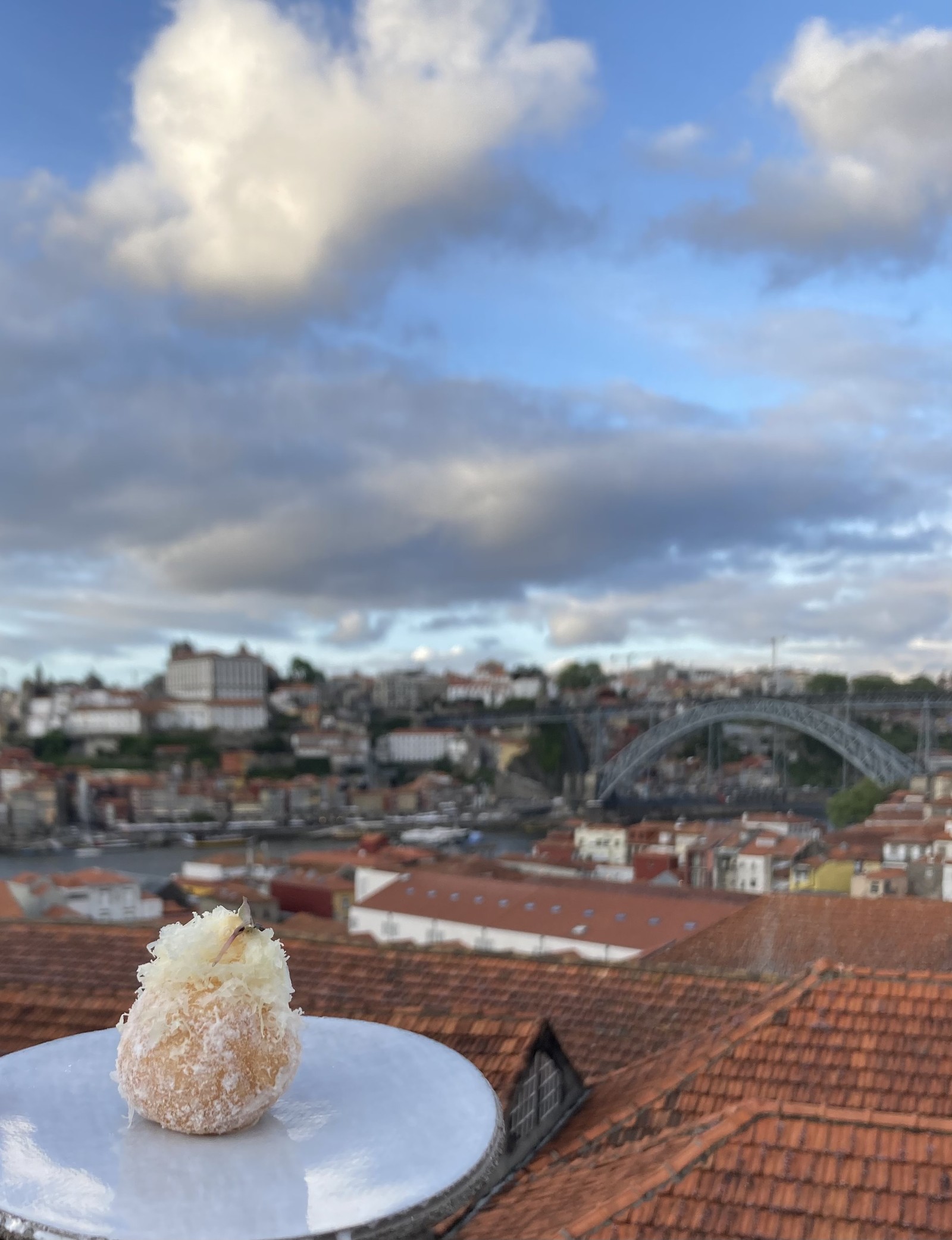 O restaurante Mira Mira by Ricardo Costa dá vista para o Rio Douro e o centro antigo de Vila Nova de Gaia, no norte de Portugal — Foto: Anna Luiza Santiago / O Globo