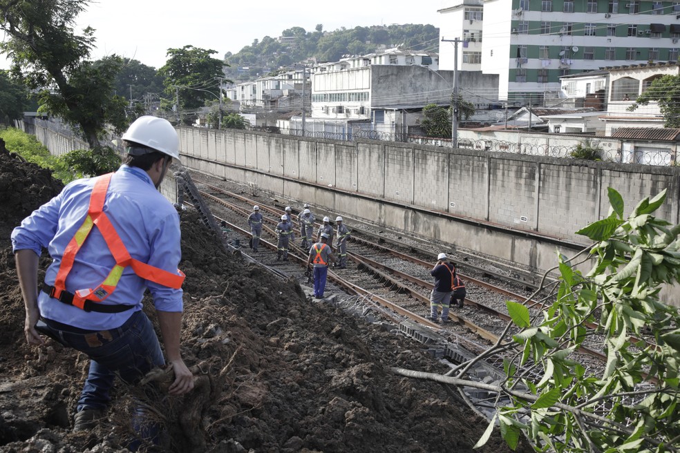 Funcionários da Águas do Rio no local da queda do muro — Foto: Fabiano Rocha/Agência O Globo