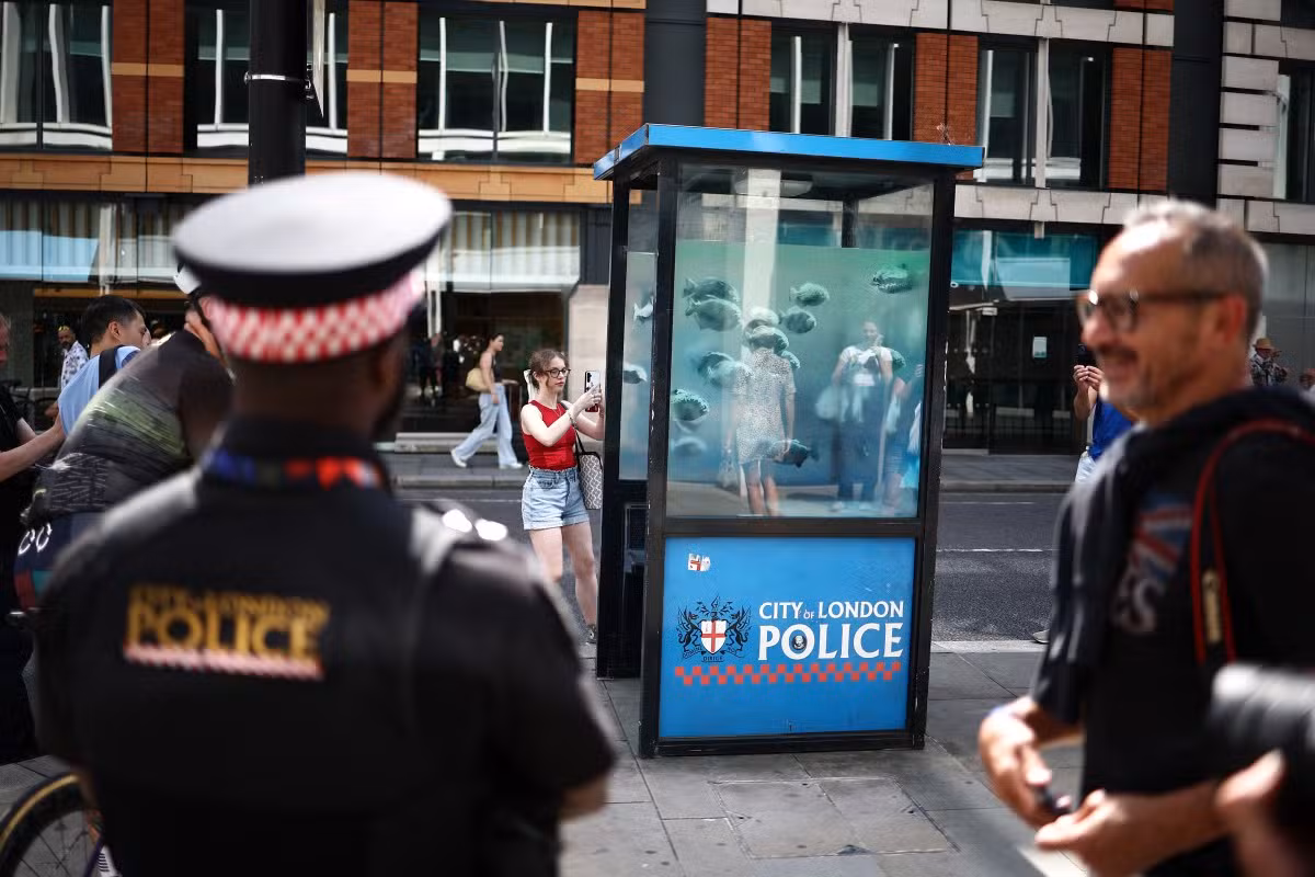 Banksy fecha semana que transformou Londres em zoológico com piranhas — Foto: HENRY NICHOLLS / AFP