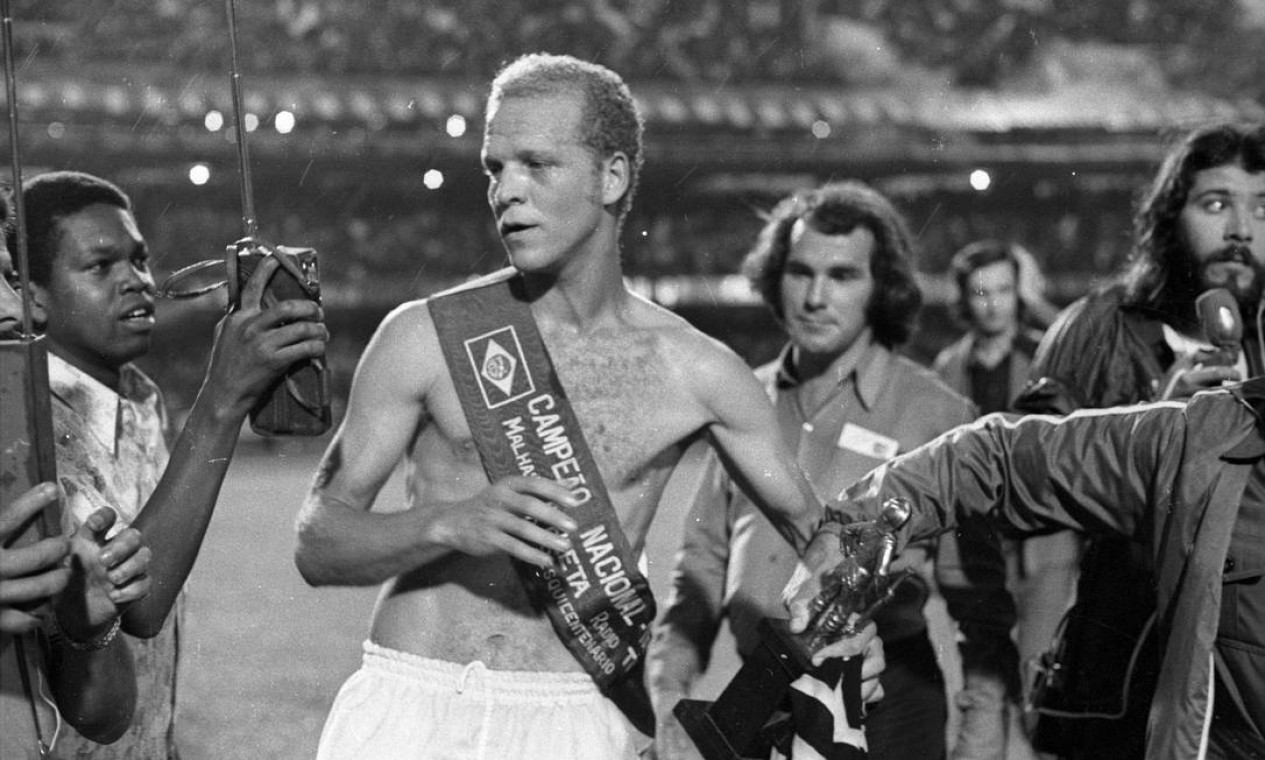 23º - PALMEIRAS (1972) - O craque Ademir da Guia com a faixa de campeão.  — Foto: Arquivo/O Globo
