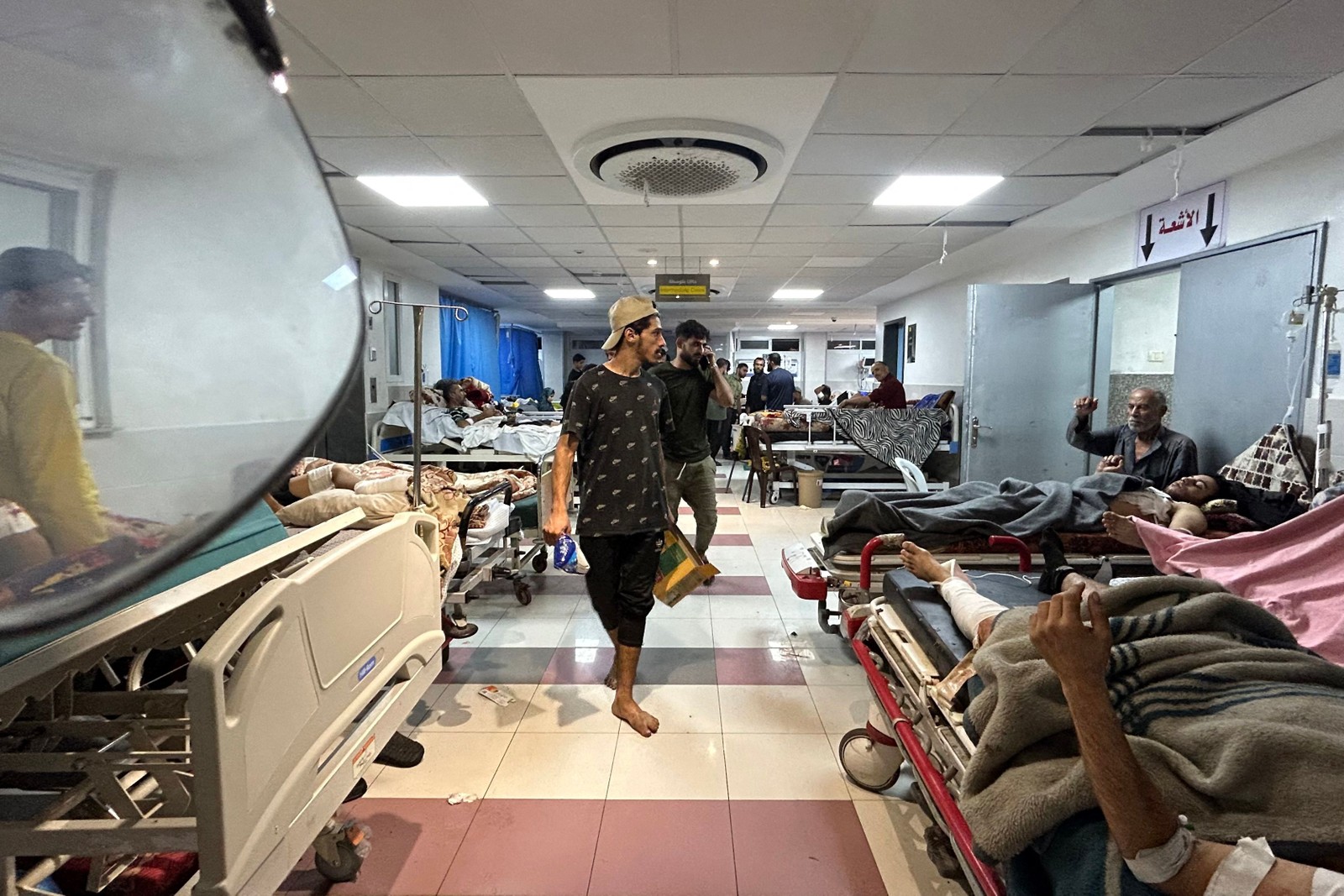 Sala de emergência do hospital Al-Shifa está lotada — Foto: Khader Al Zanoun/AFP