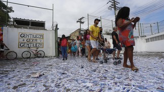 Muitos santinhos pelo chão nos arredores do Colégio Estadual Presidente Kennedy, zona eleitoral em Belford Roxo, neste domingo (6) — Foto: Fabiano Rocha / Agência O Globo