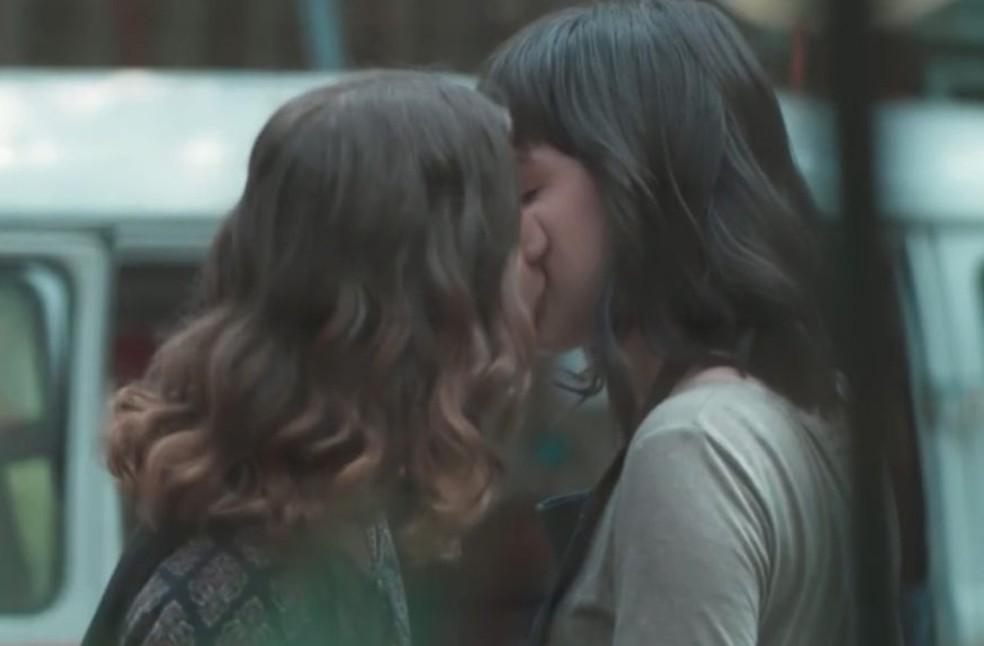 Lica (Manoela Aliperti) and Samantha (Giovanna Grígio) exchanged a kiss in 'Malhação' — Photo: Divulgação TV Globo