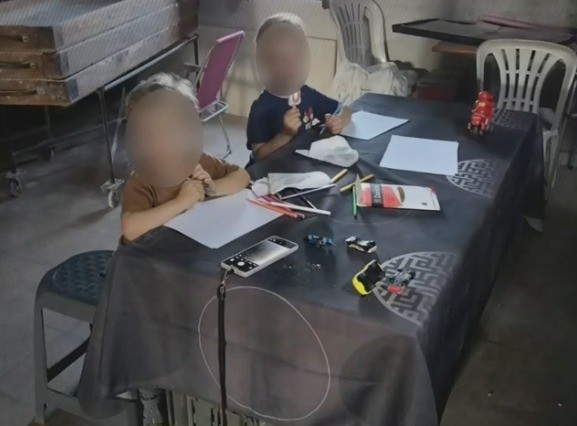 Mãe vendou meninos de 3 e 5 anos e disse que participariam de 