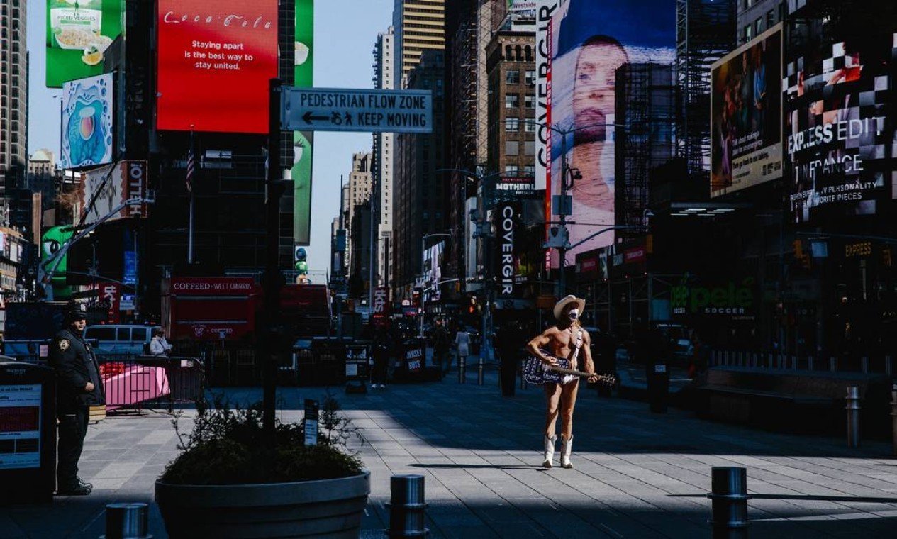 Artista se apresenta em uma Times Square quase vazia na cidade de Nova York, em 26 de março de 2020 — Foto: MARK ABRAMSON / The New York Times