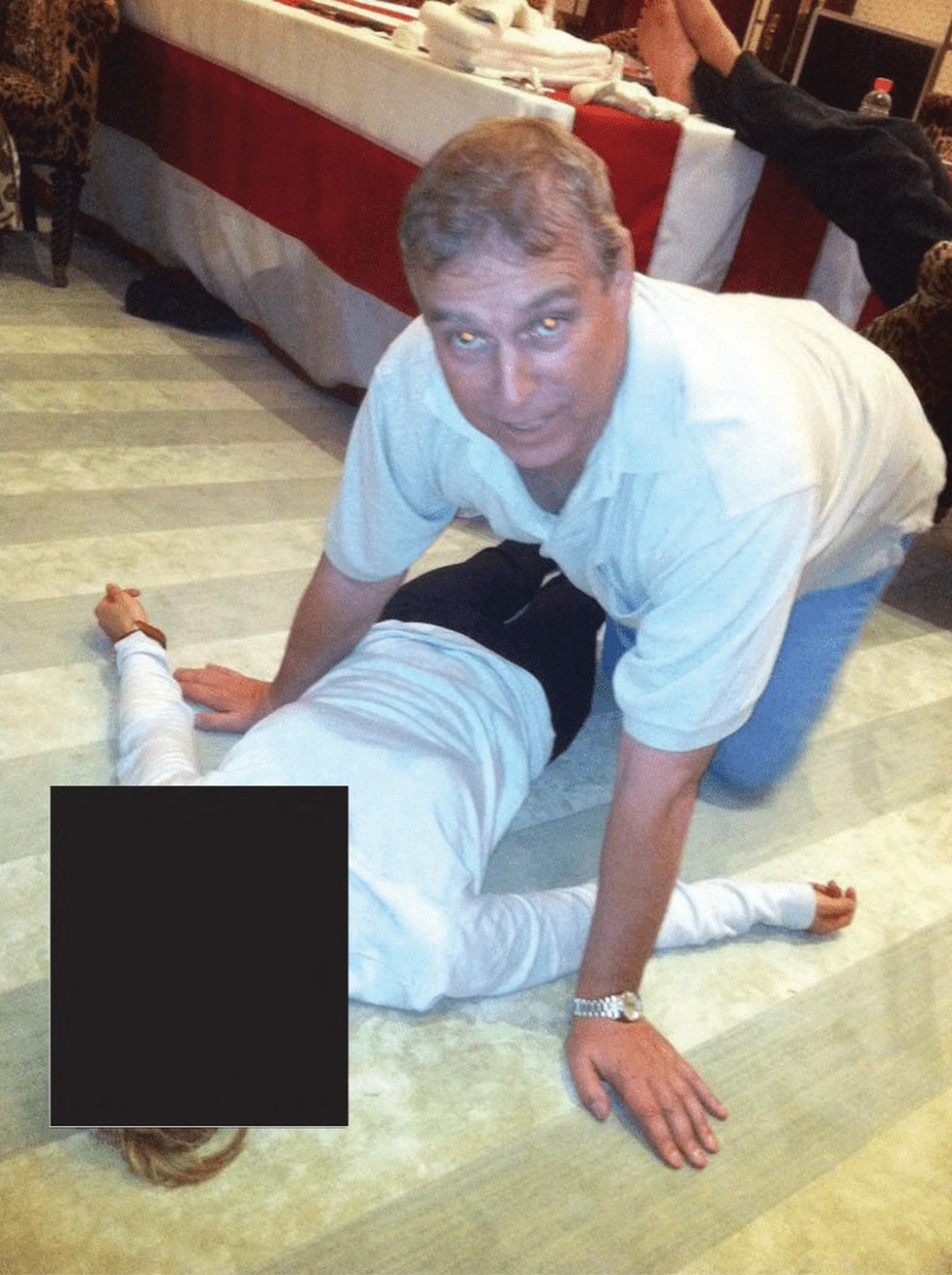 O ex-príncipe Andrew, expulso da coroa britânica, de quatro sobre uma menina menor de idade — Foto: Reprodução: Departamento de Justiça dos Estados Unidos