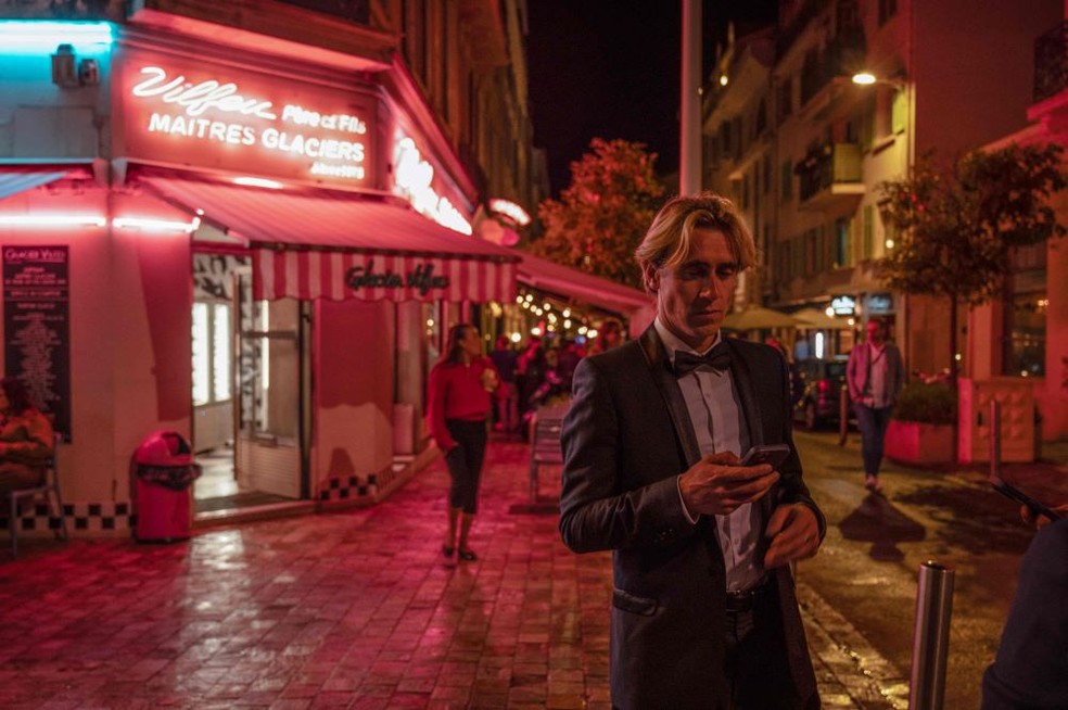 Fequentador do Festival de Cannes com smoking em uma rua da cidade — Foto: Blanca Cruz/AFP