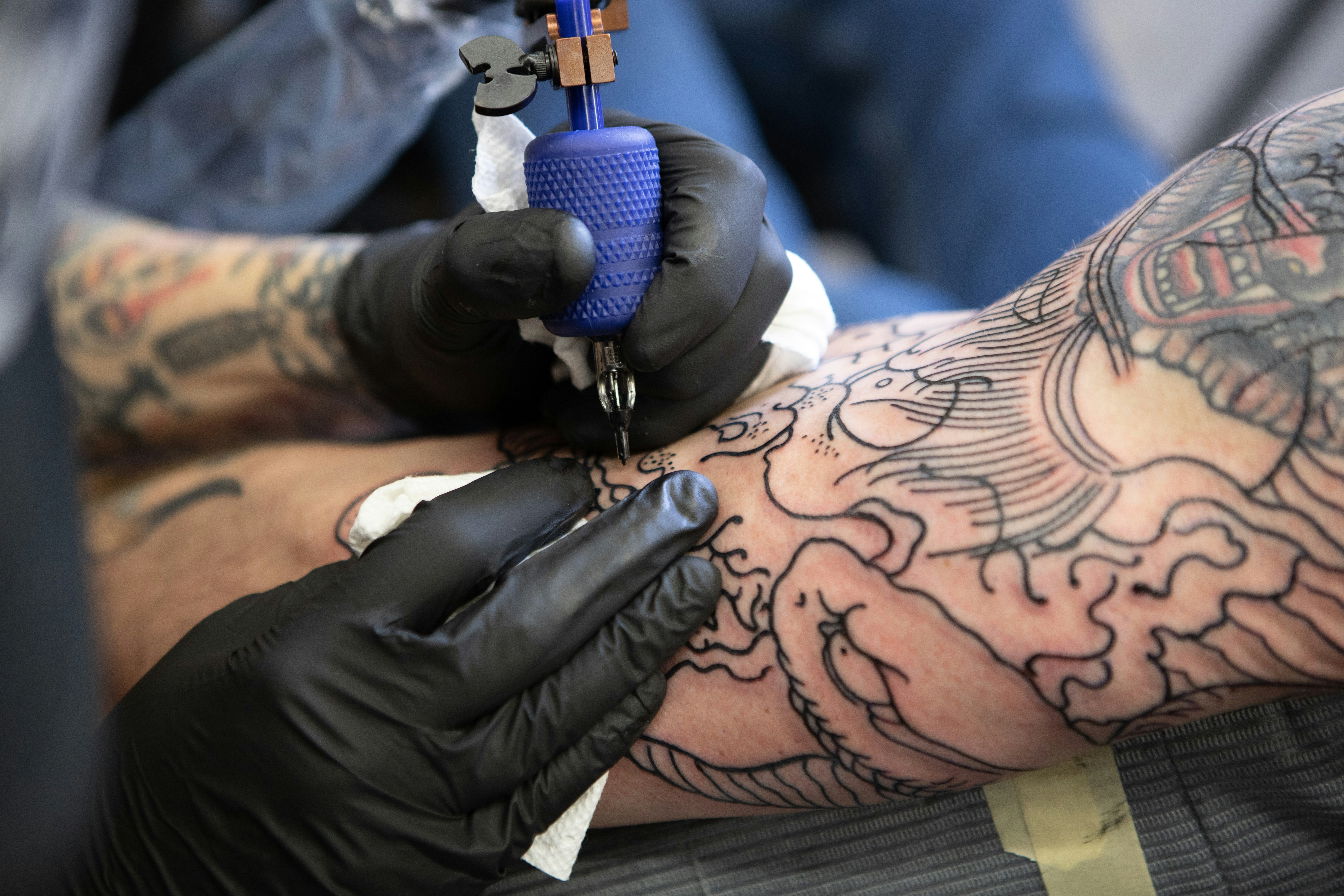 Quais são os riscos à saúde de fazer uma tatuagem? Entenda