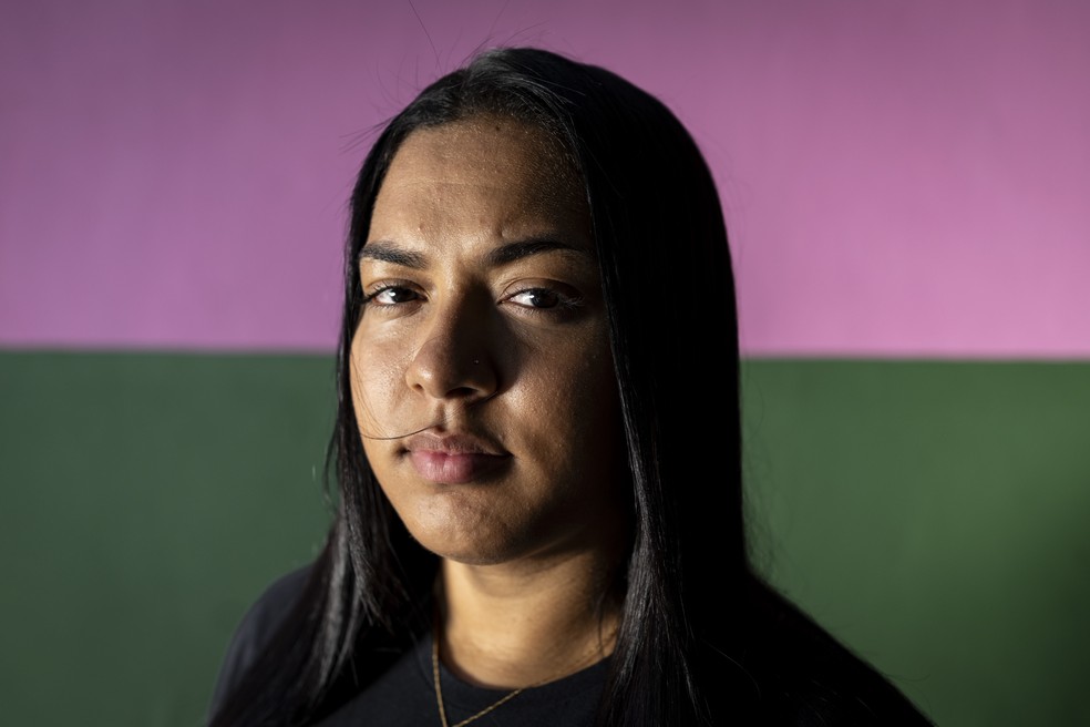 Júlia Santos, de 21 anos, afirma que cresceu ouvindo que precisava se proteger dos homens — Foto: Márcia Foletto/Agência O Globo