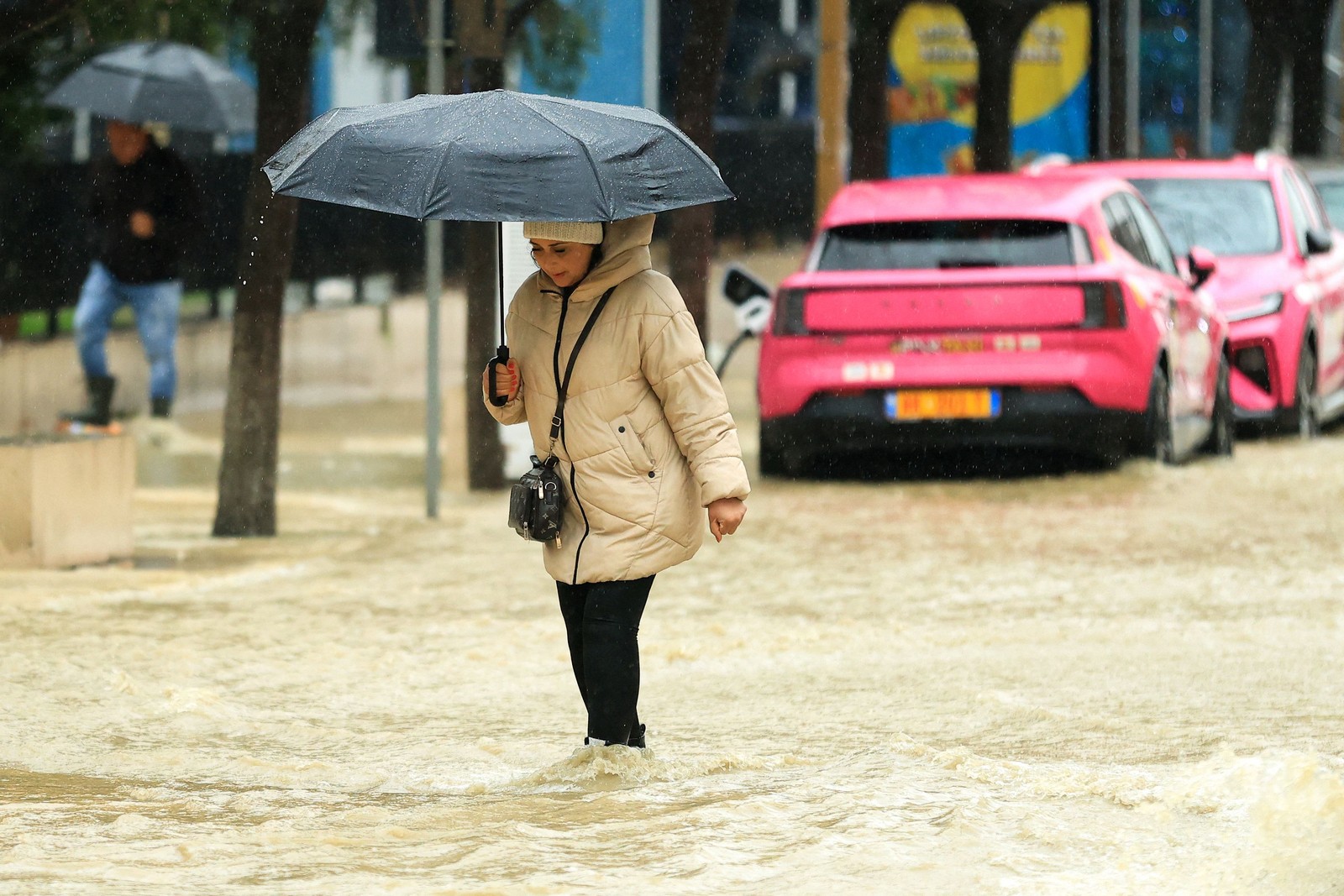 Albânia recicla apenas cerca de 15% de seus resíduos plásticos, sendo o restante descartado em aterros sanitários ou ilegalmente na natureza — Foto: Adnan Beci/AFP