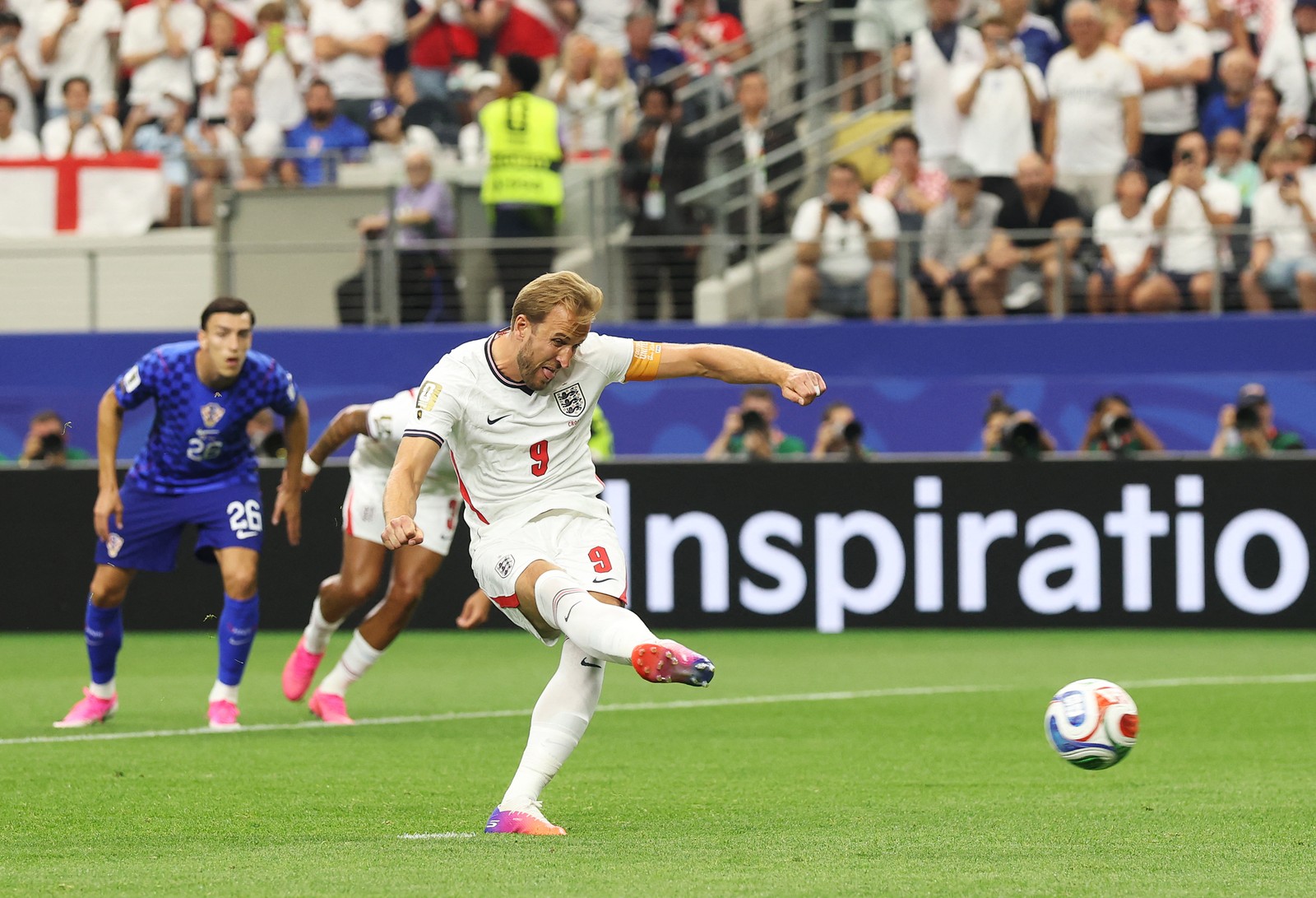 Harry Kane, da Inglaterra, abre o placar de pênalti contra a Croácia — Foto: Richard Pelham / GETTY IMAGES NORTH AMERICA / Getty Images via AFP