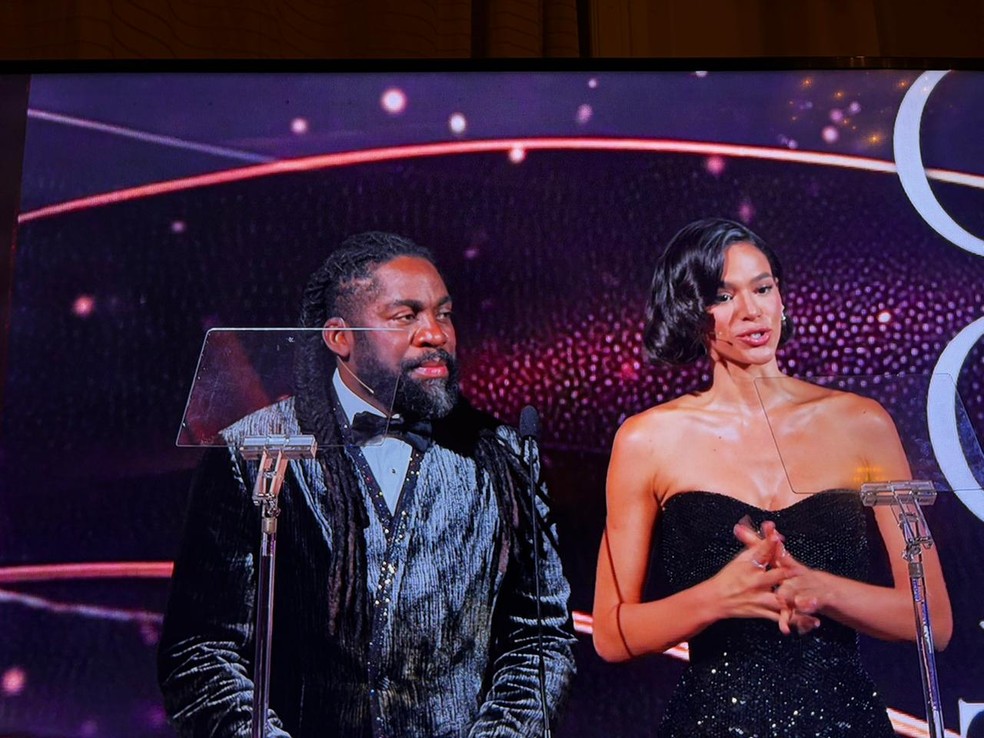 Os apresentadores Lázaro Ramos e Bruna Marquezine — Foto: Lucas Salgado