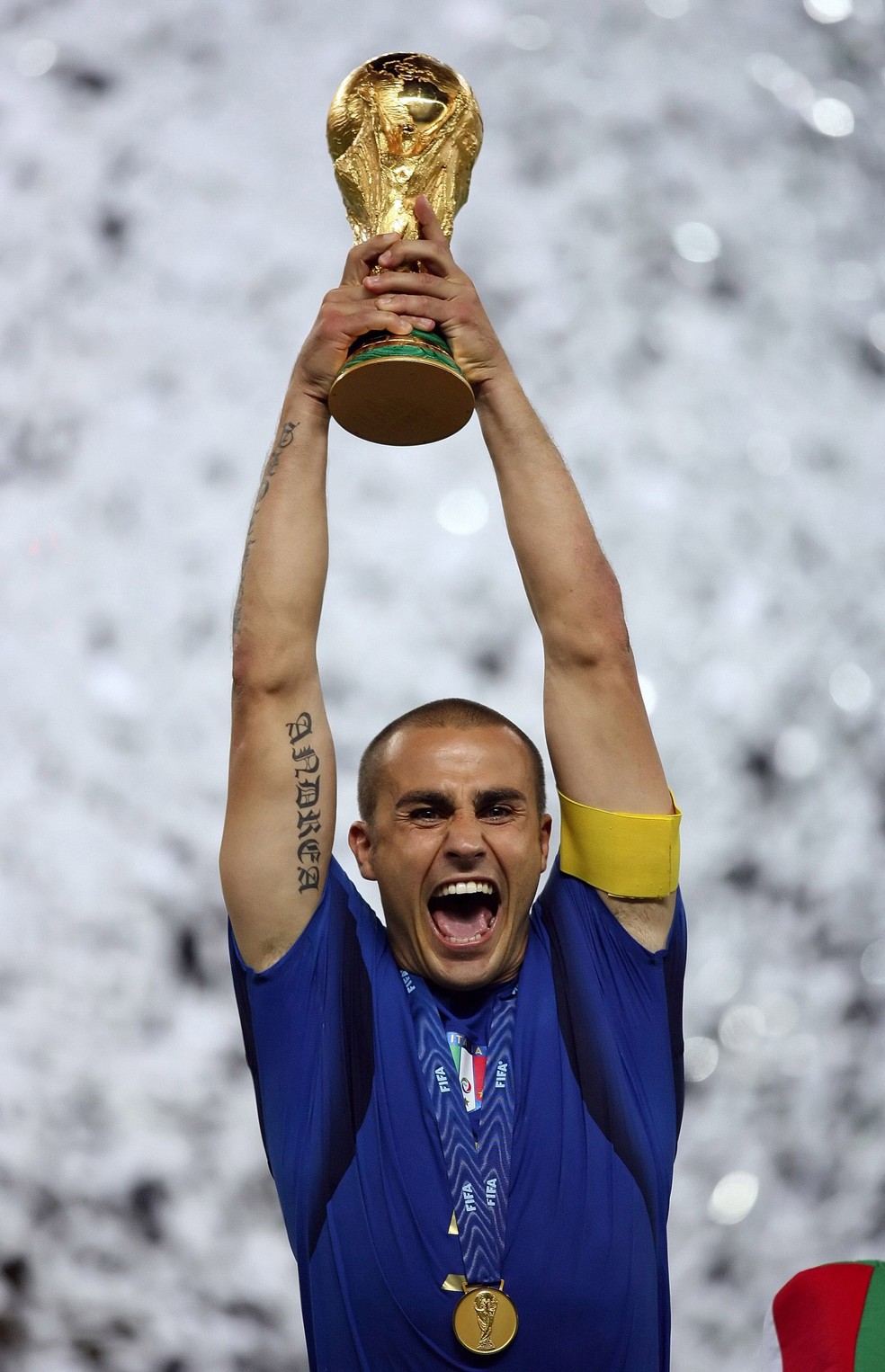 Fábio Cannavaro levantou o troféu em 2006, com a Itália — Foto: AFP/ODD ANDERSEN