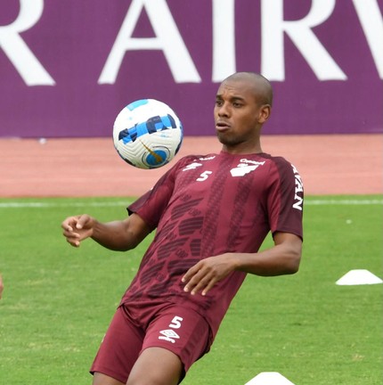 Fernandinho, 37 anos, em treino do Athletico, clube que o revelou — Foto: Gerardo MENOSCAL / AFP