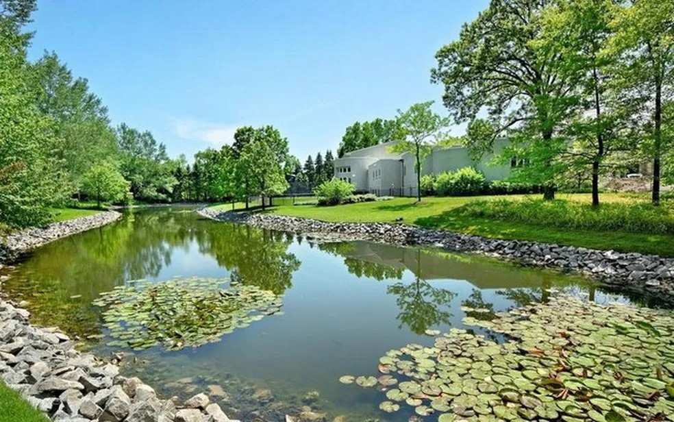 Mansão de Michael Jordan tem lago particular, nove quartos, 15 banheiros, campo de golfe e piscina com borda infinita — Foto: Reprodução