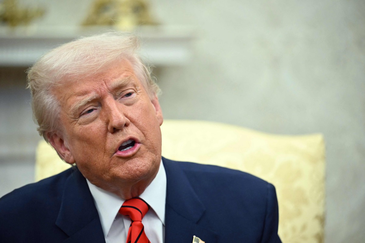 Trump congela investimento de R$ 1 bilhão em universidade por participação de atleta transgênero; entenda