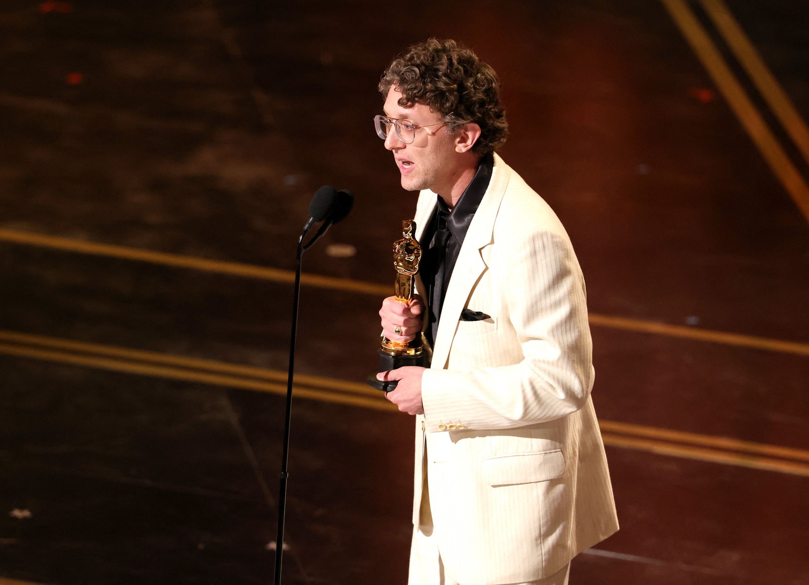 David Borenstein aceita o prêmio de Melhor Documentário por "Mr. Nobody Against Putin". — Foto: KEVIN WINTER