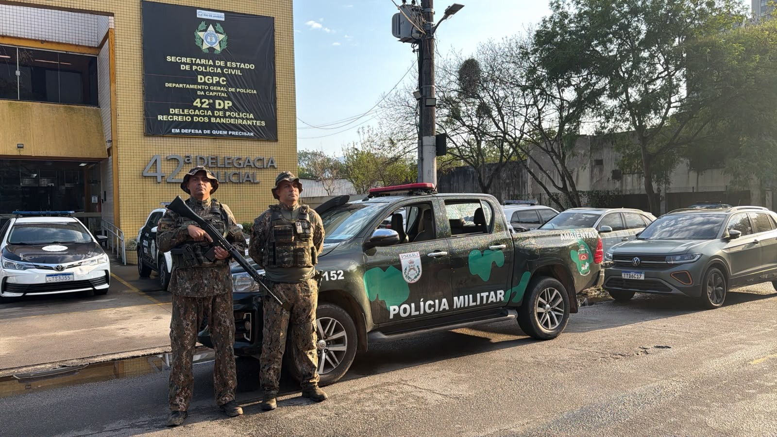 Criminosos tentam fugir com viatura da PM após confronto em Vargem Grande - Foto