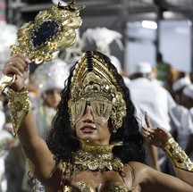 Evelyn Bastos, rainha de bateria da Mangueira, desfila na Sapucaí, no carnaval 2023 — Foto: Guito Moreto / Agência O Globo