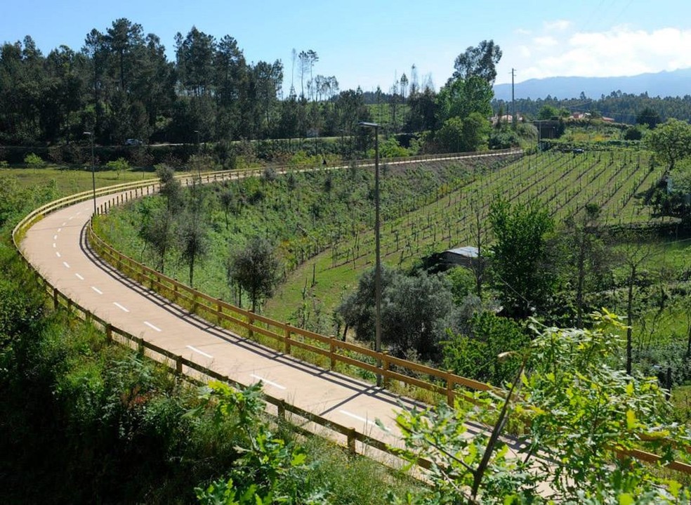Trecho da Ecopista de Amarante, que aproveita uma estrada de ferro desativada e passa por vinícolas e paisagens naturais — Foto: Divulgação