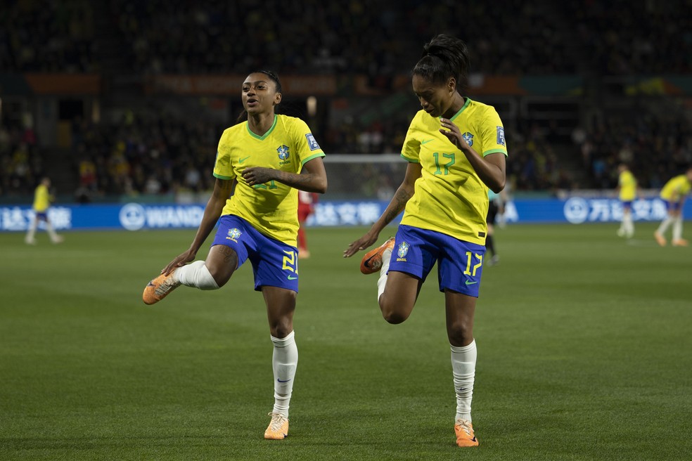 Ary Borges e Kerolin comemoram gol com dancinha — Foto: Thais Magalhães/CBF