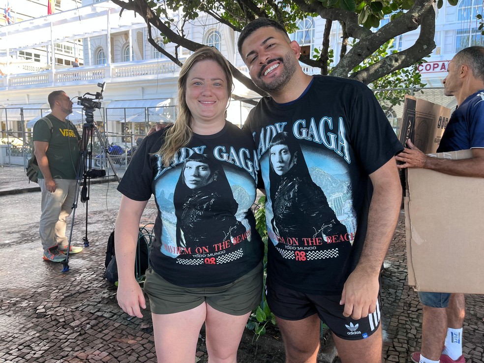 Os amigos Luciele Toniolo, de 36 anos, e Wellington Silva, de 34, ambos de Mauá (SP), estão no Rio para o show de Lady Gaga — Foto: Talita Duvanel
