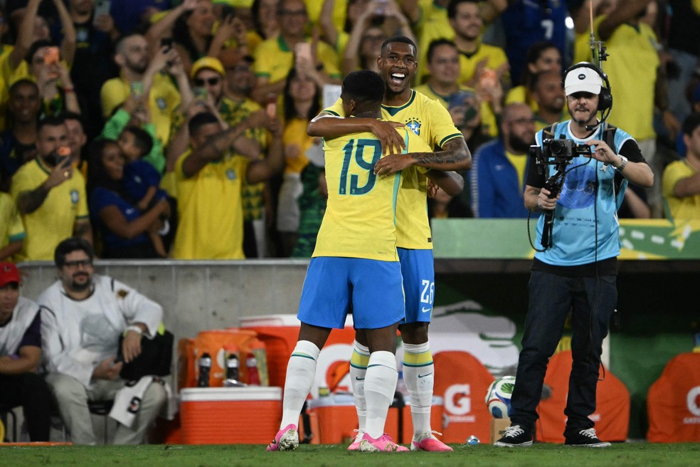 Endrick e Rayan com a amarelinha — Foto: Mauro Pimentel / AFP