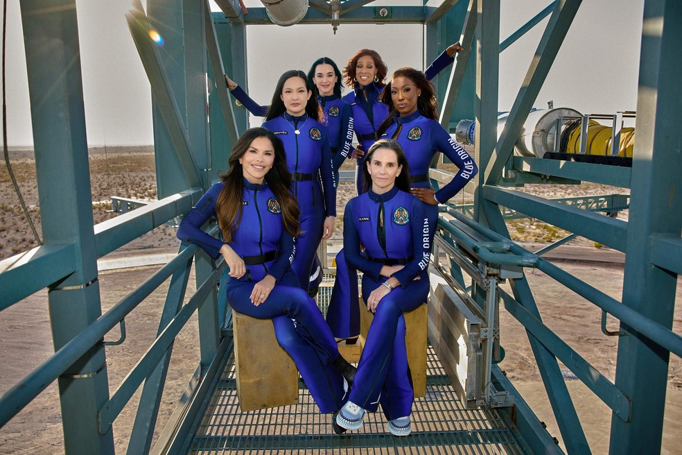 A empreendedora americana Lauren Sanchez, a ex-cientista da NASA Amanda Nguyen, a cantora Katy Perry, a apresentadora de TV Gale King, a ex-cientista da NASA Aisha Bowe e a produtora de cinema Kerianne Flynn posando em seus trajes espaciais antes da missão exclusivamente feminina a bordo do foguete New Shepard — Foto: X ACCOUNT OF BLUE ORIGIN / AFP
