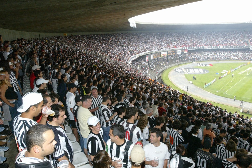 Torcida do Atlético-MG no Mineirão, em 2006 — Foto: Rodrigo Clemente/O Tempo