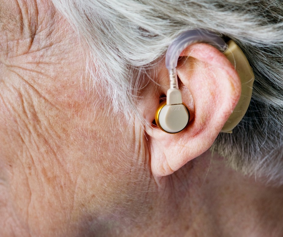 Demência: uso de aparelho auditivo reduz risco da doença em idosos, diz  estudo; entenda
