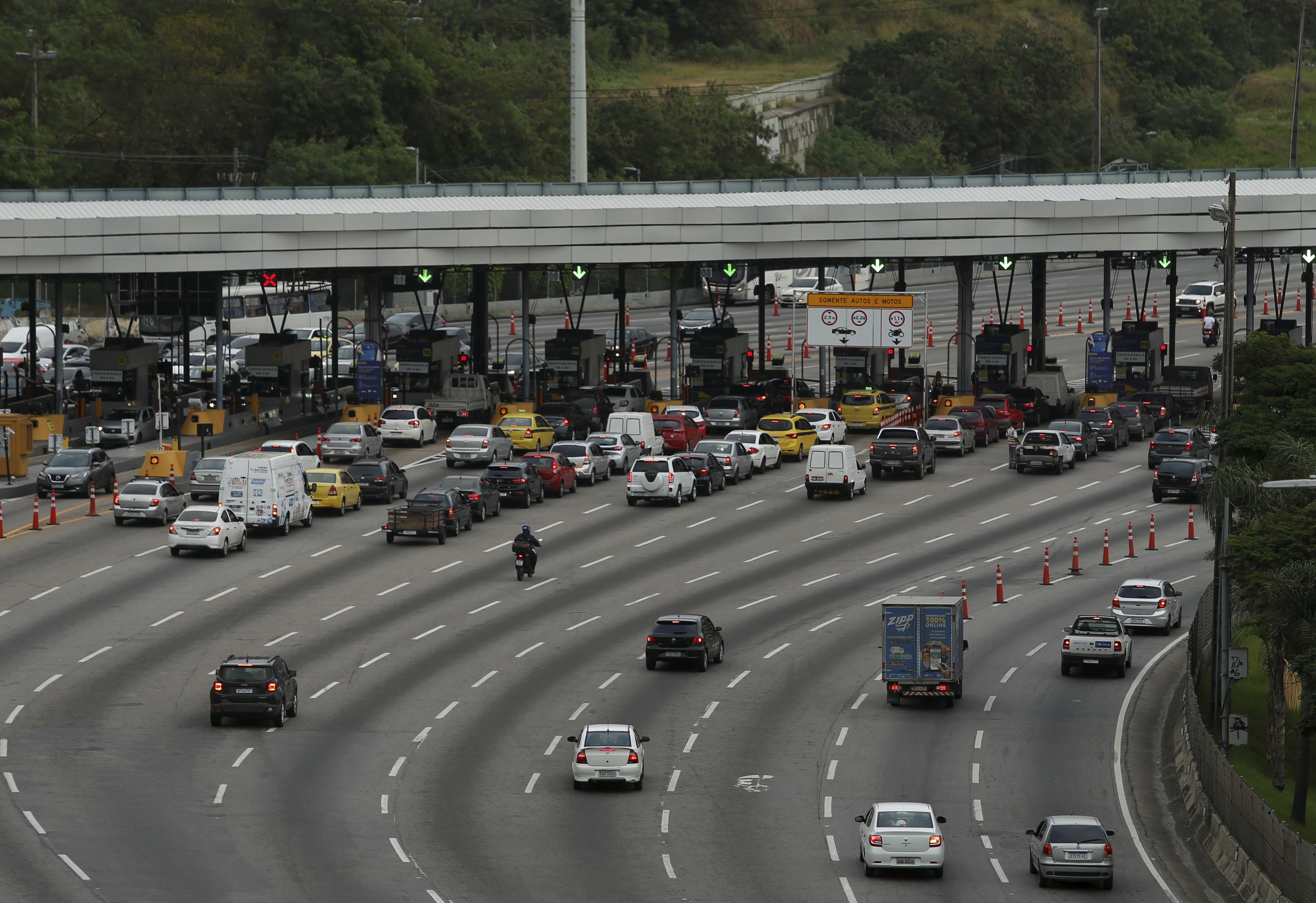 Linha Amarela passa por limpeza de drenagem e recebe troca de placas de sinalização nesta semana