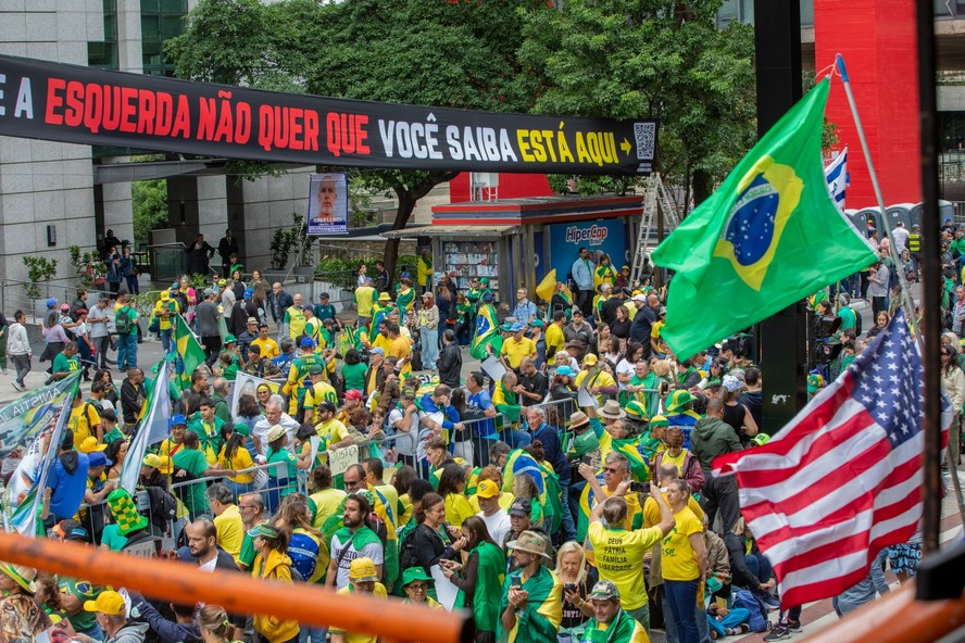 Manifestantes na Avenida Paulista a favor da anistia dos condenados pelo