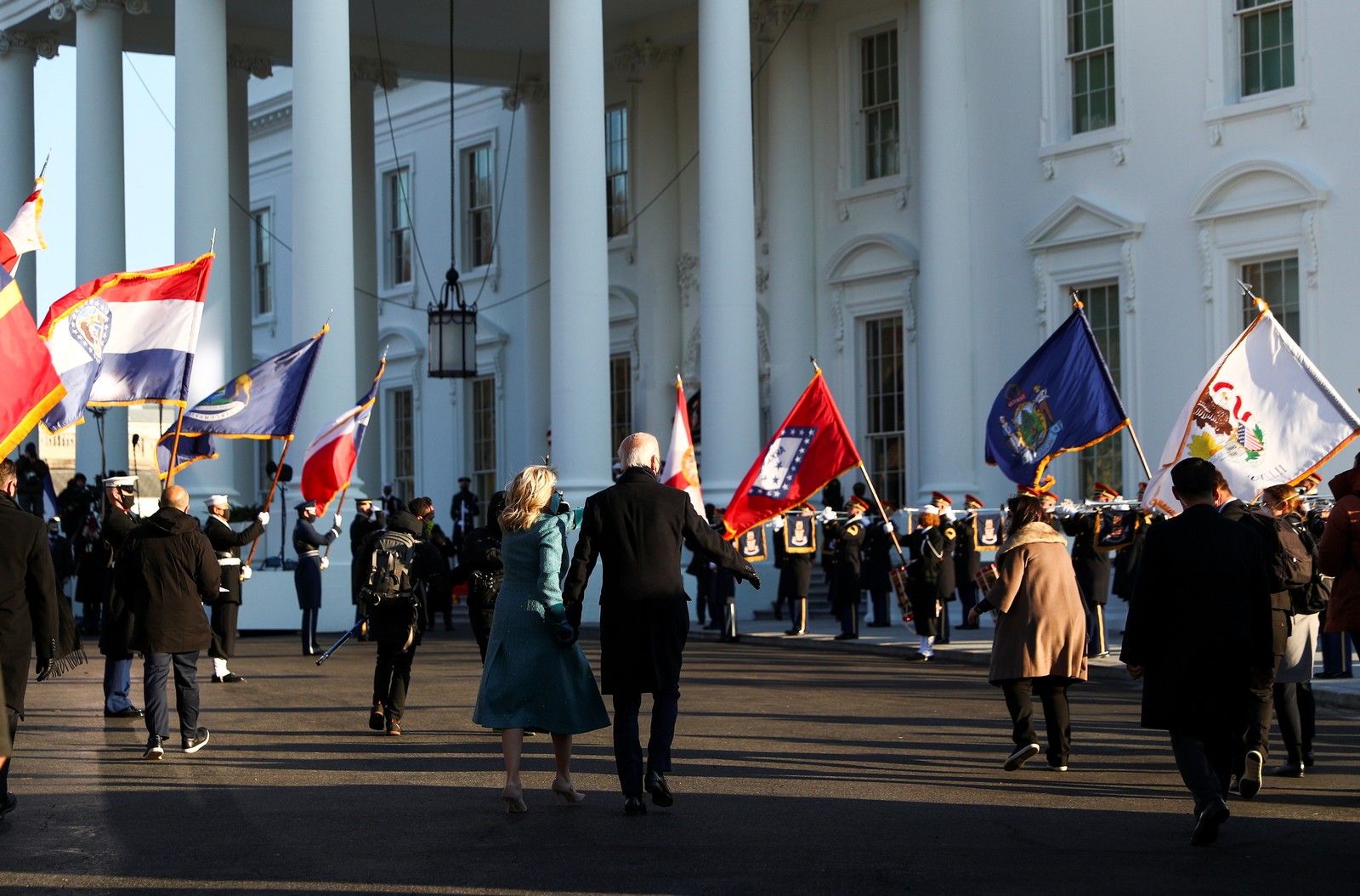 O presidente dos EUA, Joe Biden, e a primeira-dama Jill Biden caminham em direção ao Pórtico Norte da Casa Branca, em WashingtonREUTERS