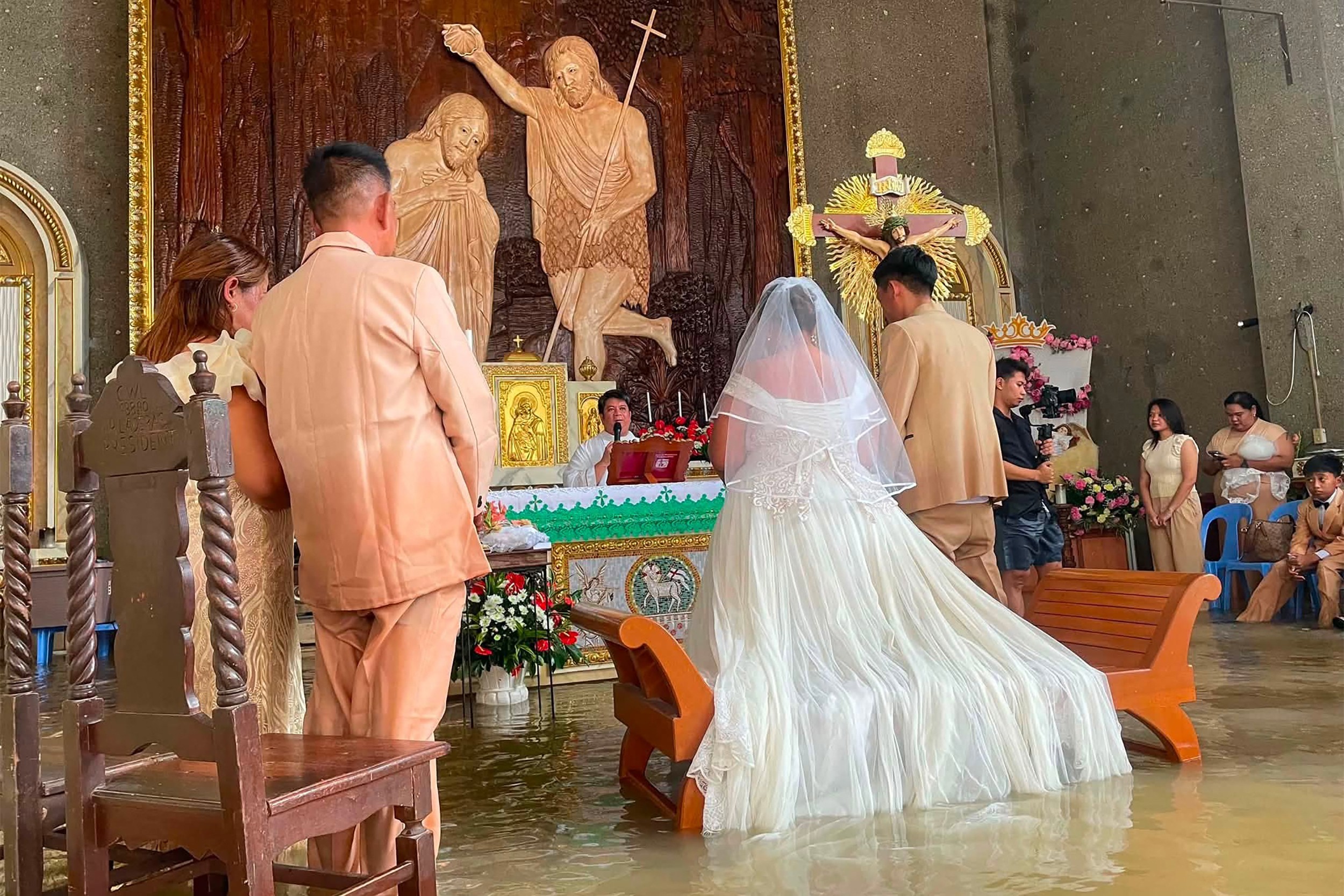 Paróquia aconselhou adiar casamento em igreja alagada; noivos e convidados participaram da celebração com água na cintura - QTU Questões do Universo