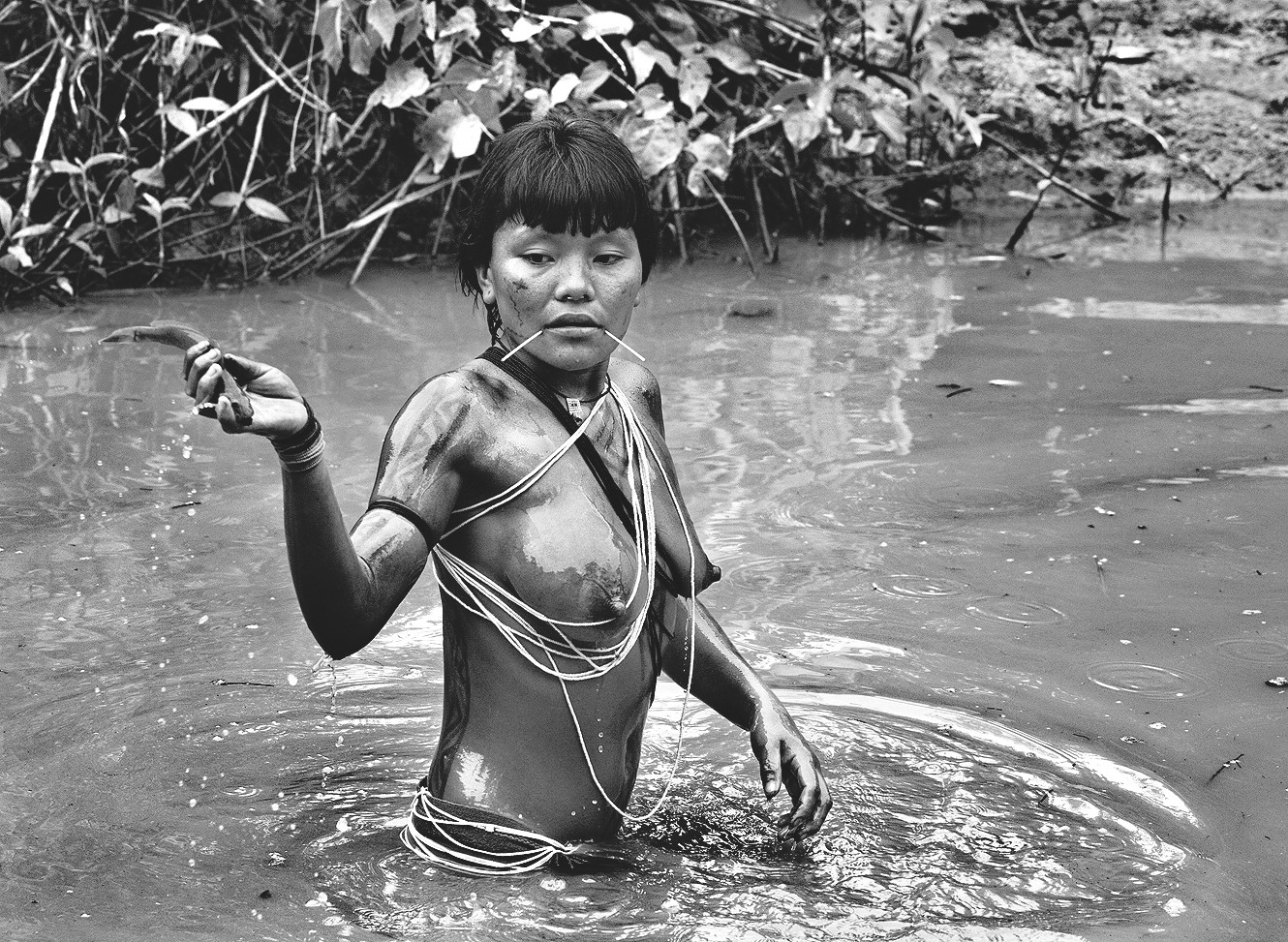 Registro de Sebastião Salgado da etnia ianomâmi, na Amazônia, em 2014 — Foto: Agência O Globo/Sebastião Salgado