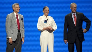 Rob Walton (à direita), presidente Walmart e filho do fundador da maior rede varejista do mundo, Sam Walton. Ao seu lado, os irmãos Alice e Jim Walton, acionistas da rede — Foto: BETH HALL / Bloomberg /4-6-2010