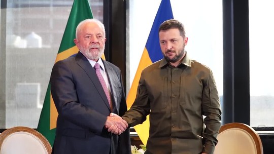 Lula e Zelensky discutem 'construção da paz' no primeiro encontro desde início de guerra na Ucrânia