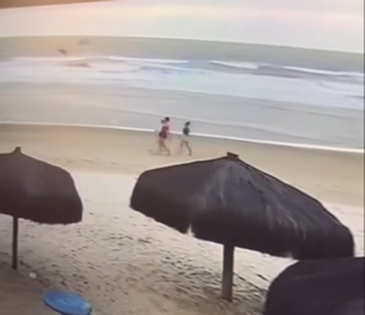 'Ponto cego' trava rastreio de suspeitos de matar mãe, filha e amiga em praia turística da Bahia; polícia interroga 4