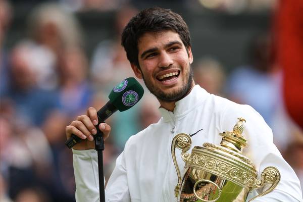 Carlos Alcaraz bate Djokovic em batalha na grama de Wimbledon e chega ao 2º  Grand Slam