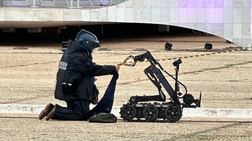 Câmeras, raio-X e controle remoto: veja como é o robô antibomba usado após ataque em Brasília