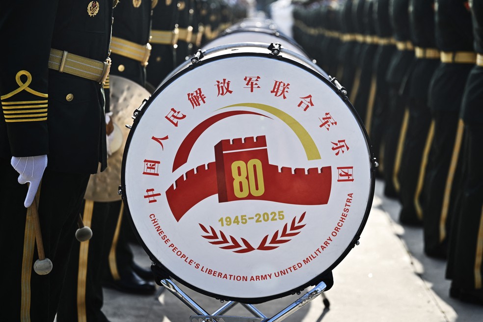 Instrumentos musicais no ensaio para desfile comemorativo, que ocorre no dia 3 de setembro — Foto: PEDRO PARDO / AFP