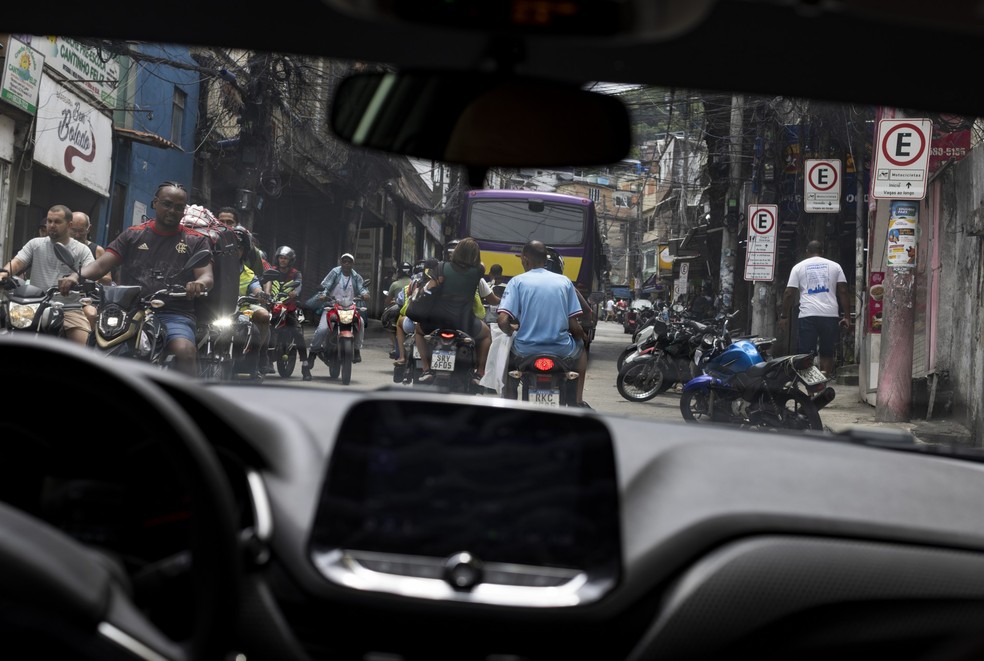 Cars, motorcycles, buses and trucks on Estrada da Gávea — Photo: Márcia Foletto