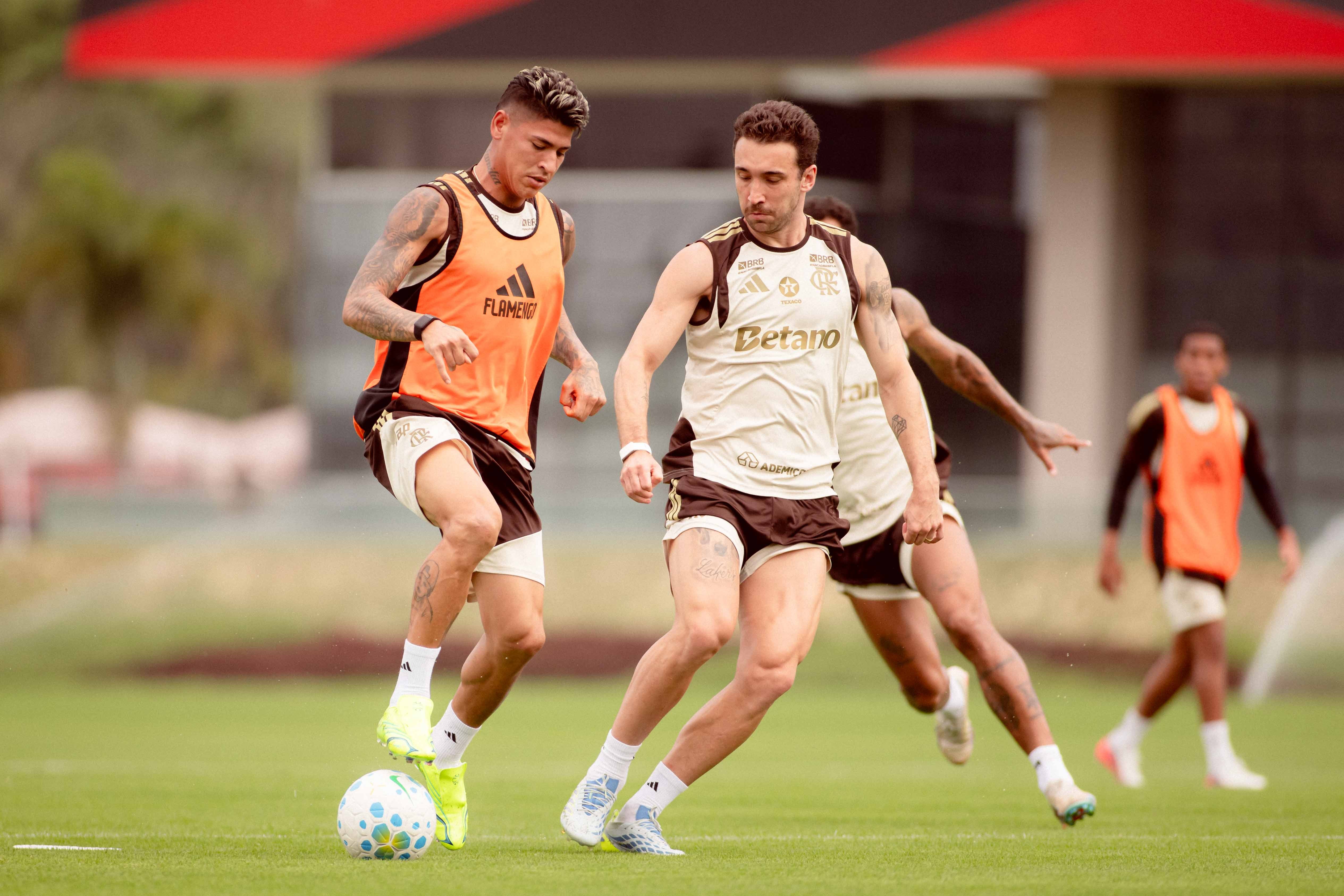 Léo Ortiz treina com grupo e aumenta chance de retorno no Flamengo