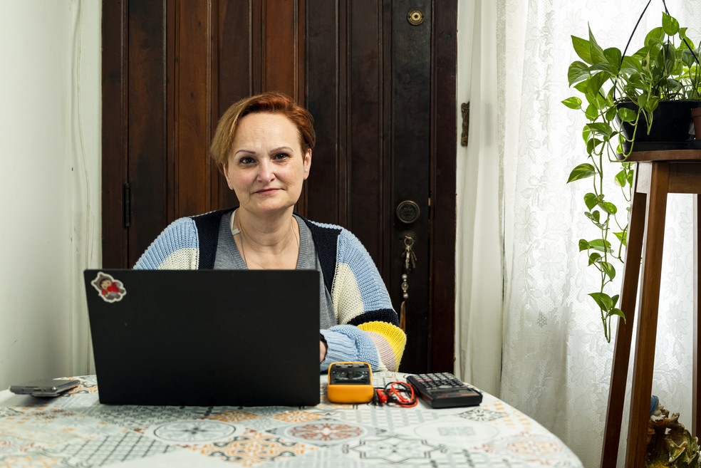 Ensino técnico: Elizabeth Moreno, de 45 anos, resolveu retomar seus estudos e mostra sua mesa de trabalho em sua casa — Foto: Filipe Redondo/Agência O Globo