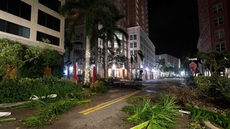 Destroços da tempestade após o furacão Milton em Sarasota, Flórida; A tempestade atingiu Siesta Key — Foto: Sean Rayford/Getty Images via AFP