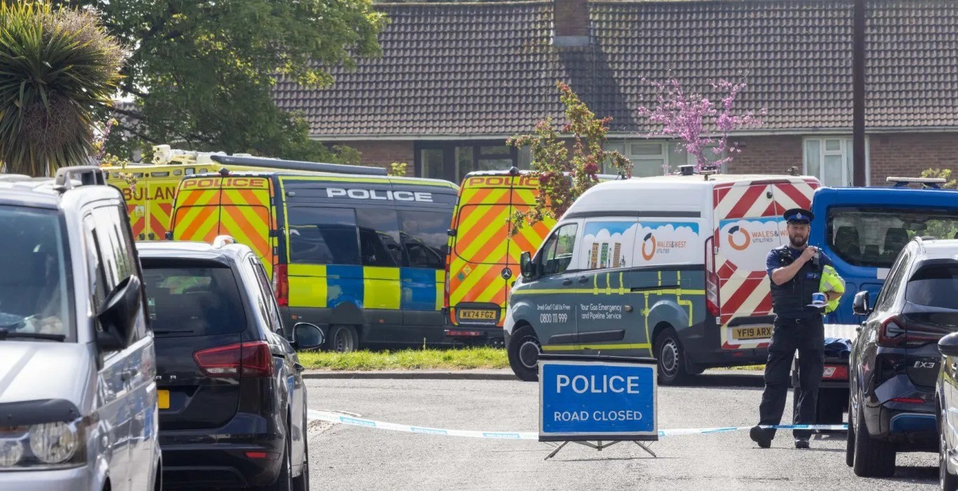Explosão em área residencial da Inglaterra deixa dois mortos e mobiliza esquadrão antibomba