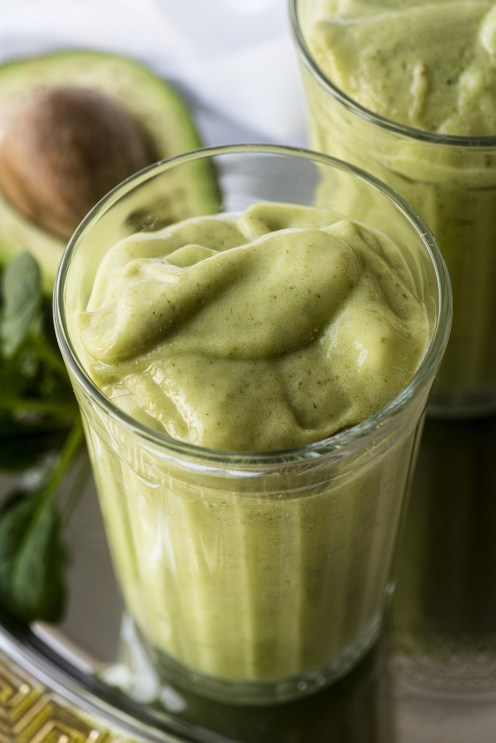 Os ingredientes devem ser batidos no liquidificador até alcançar uma consistência homogênea e cremosa — Foto: Freepik
