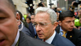 Álvaro Uribe é acusado de suborno e fraude, em primeiro julgamento criminal contra um ex-presidente