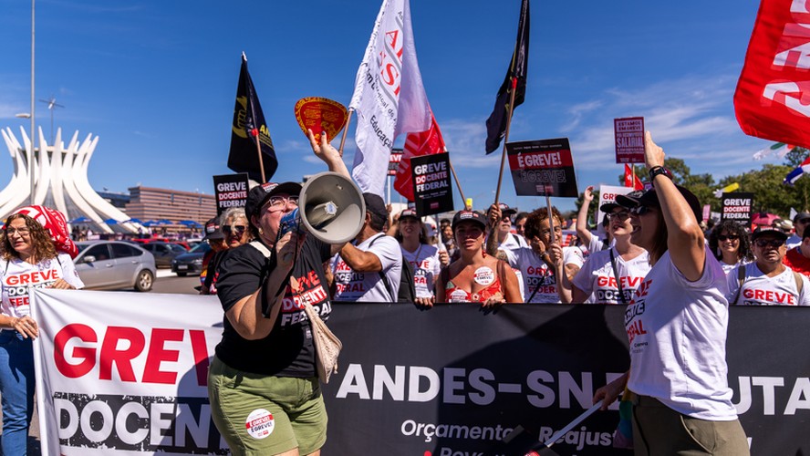 Manifestação na Esplanada reúne professores e servidores federias na 'Marcha a Brasília'